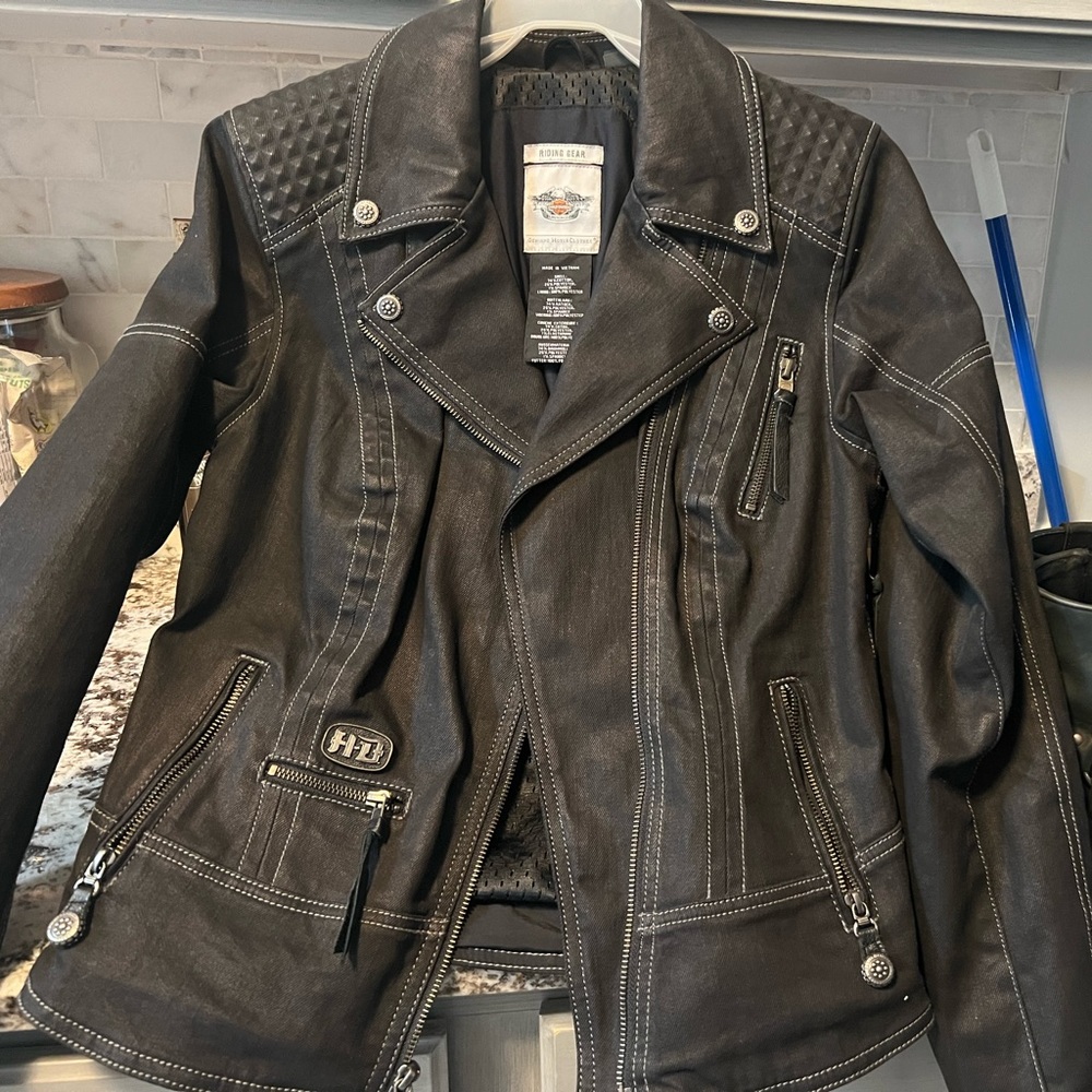 Black Harley Davidson Size S. Jacket worn maybe twice. Very warm!!